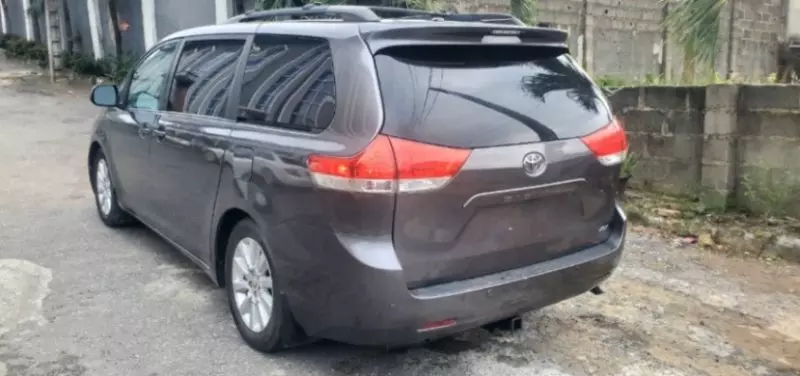 TOYOTA Sienna   - 2011