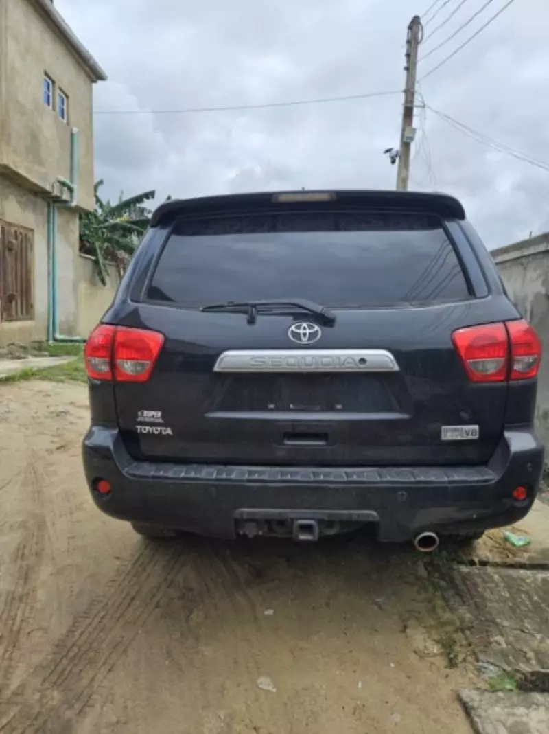 Toyota Sequoia   - 2010