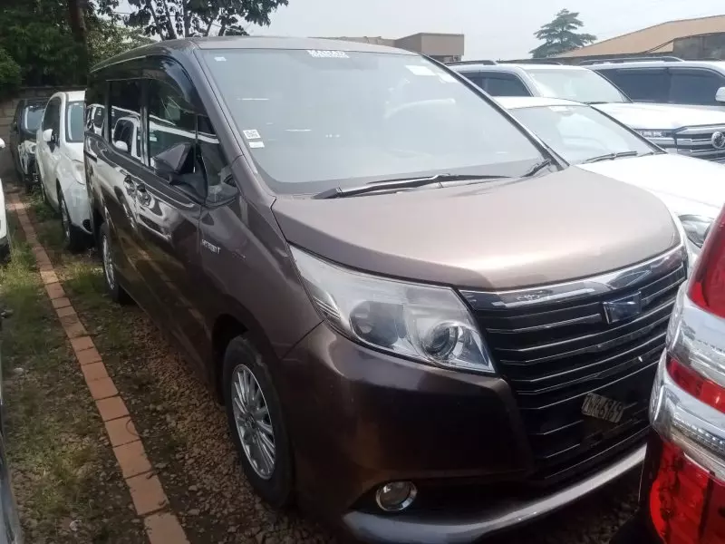 Toyota Noah Hybrid - 2016