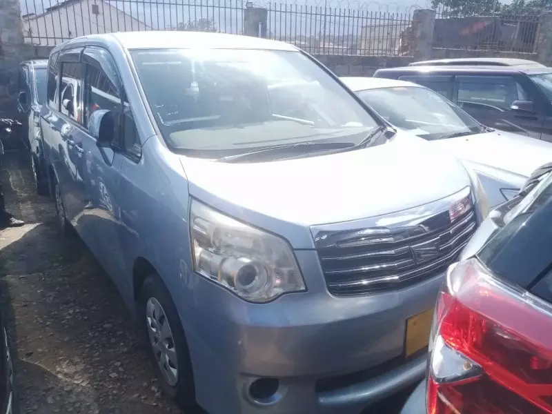 Toyota Noah   - 2011