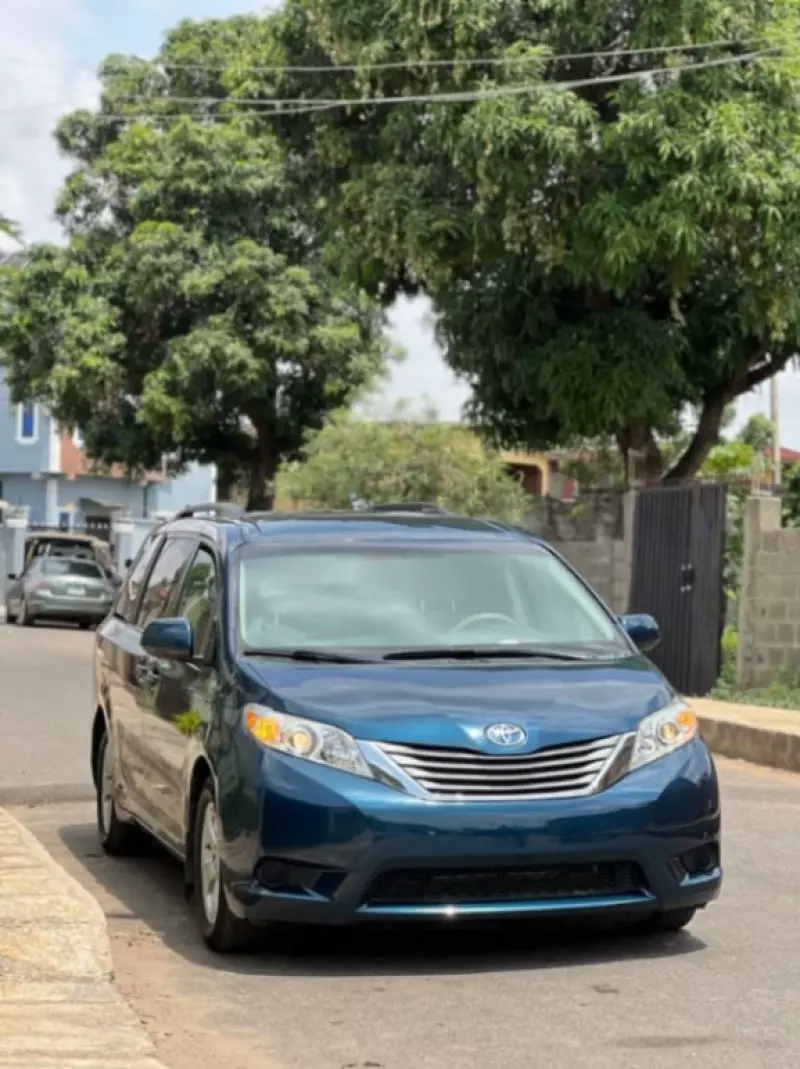 Toyota Sienna - 2011