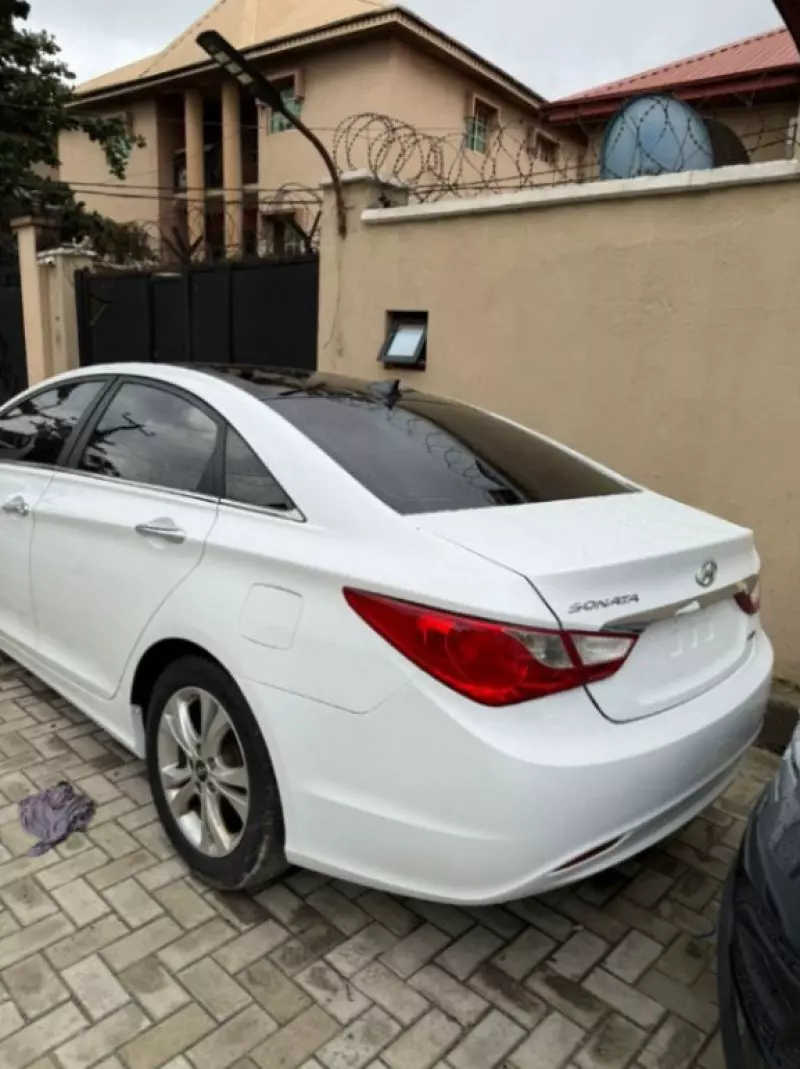 Hyundai Elantra   - 2013