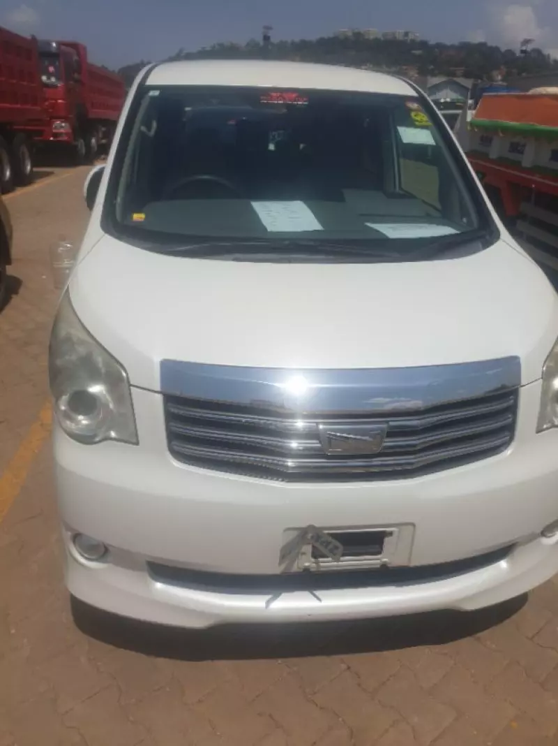 TOYOTA Noah   - 2013