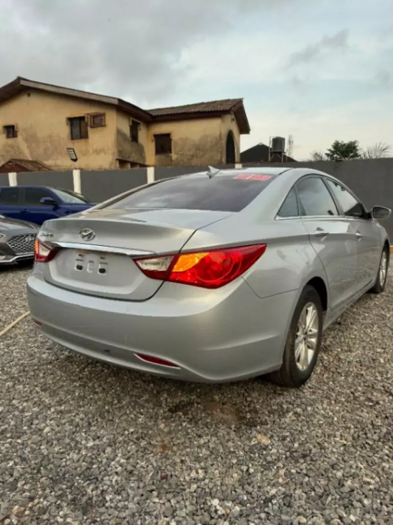 Hyundai Sonata   - 2013