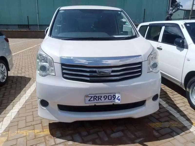 Toyota Noah   - 2013
