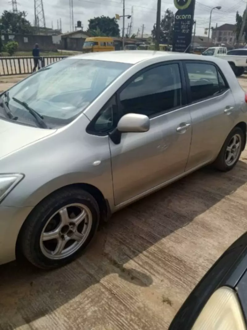 TOYOTA Auris   - 2007