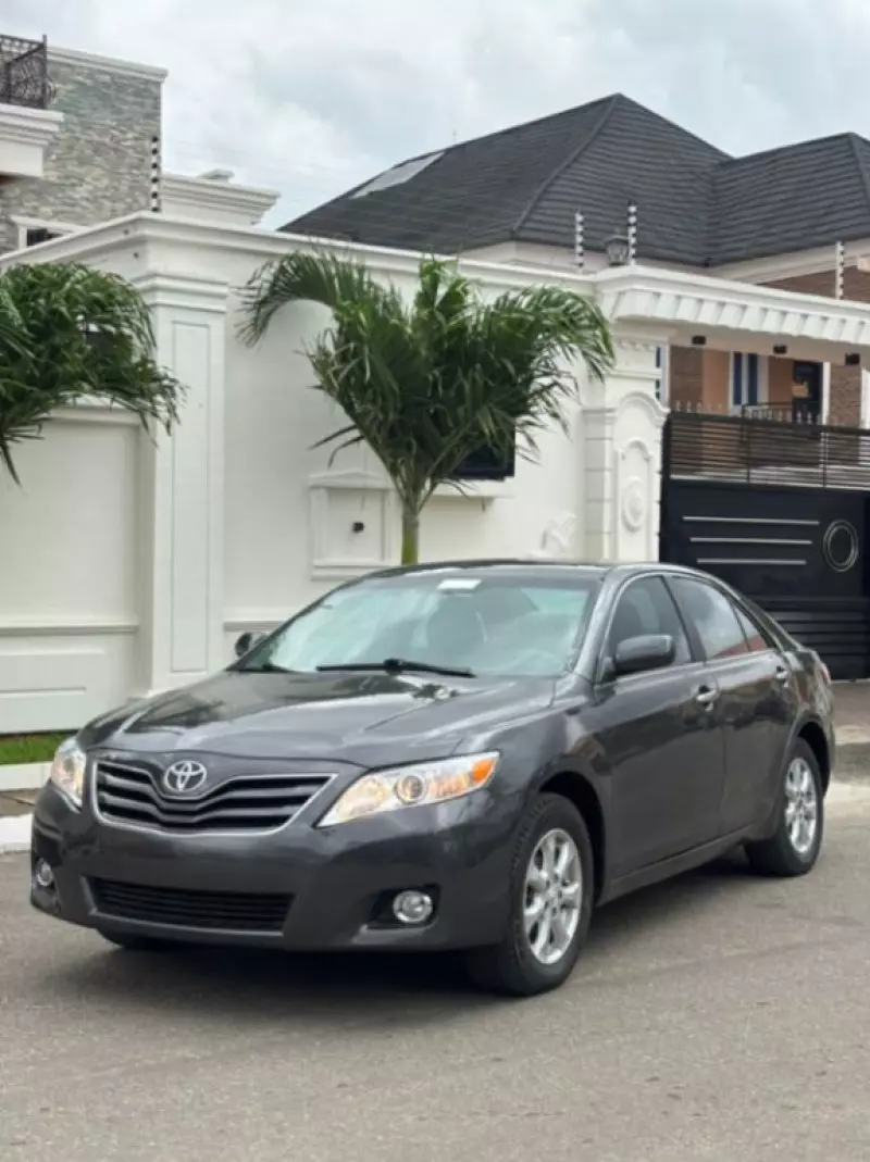 Toyota Camry   - 2010