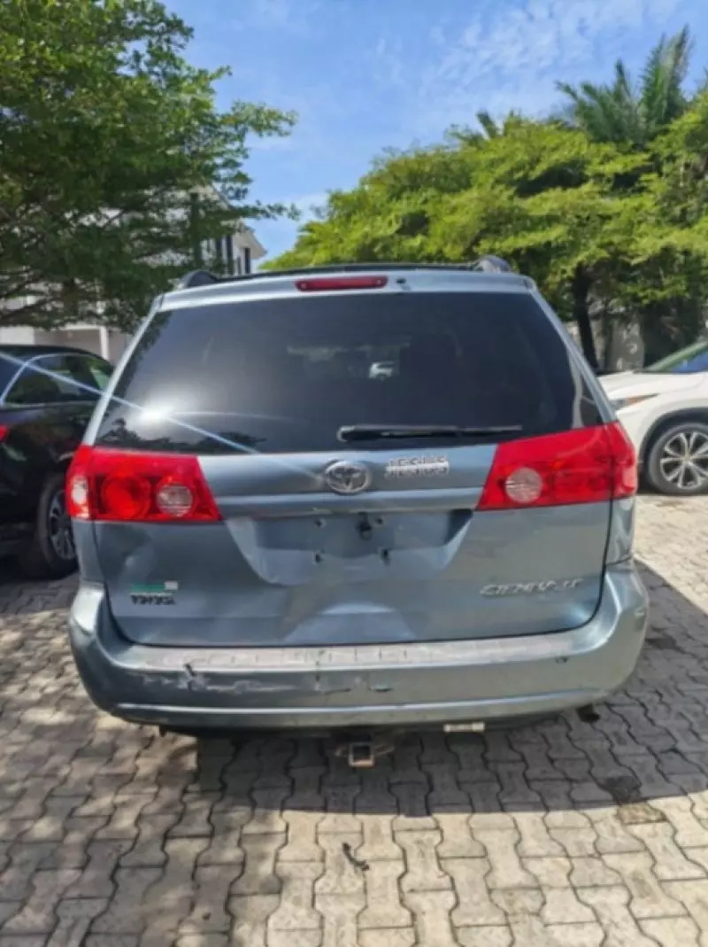 TOYOTA Sienna   - 2010