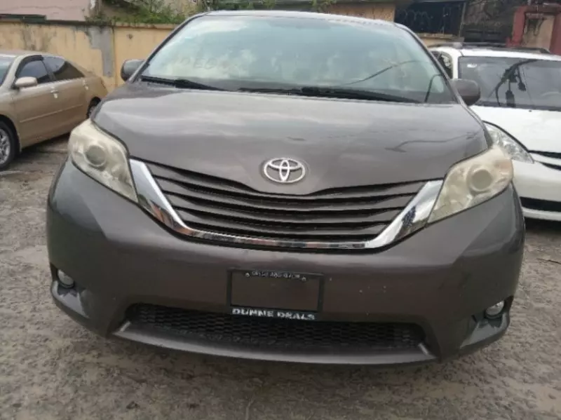 Toyota Sienna   - 2010