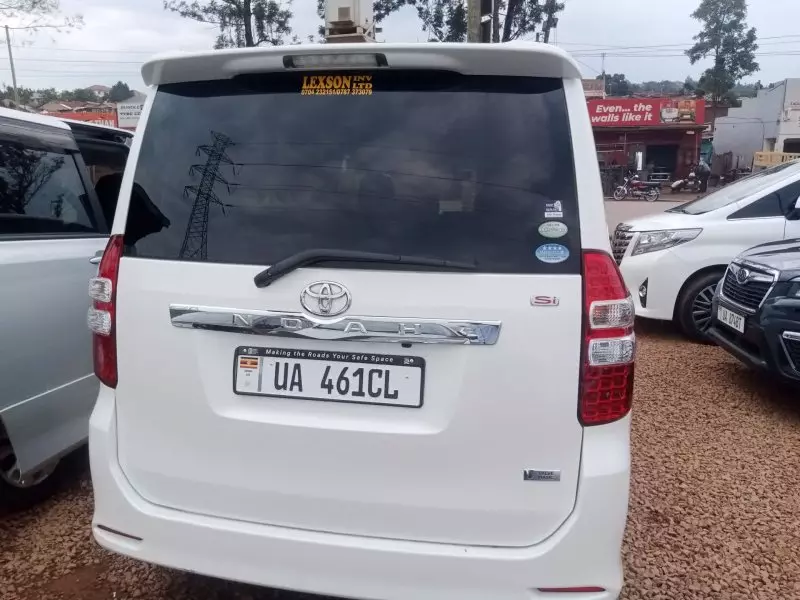 Toyota Noah   - 2010