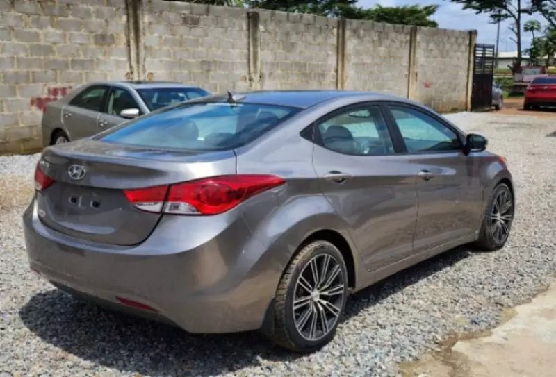 Hyundai Elantra   - 2013