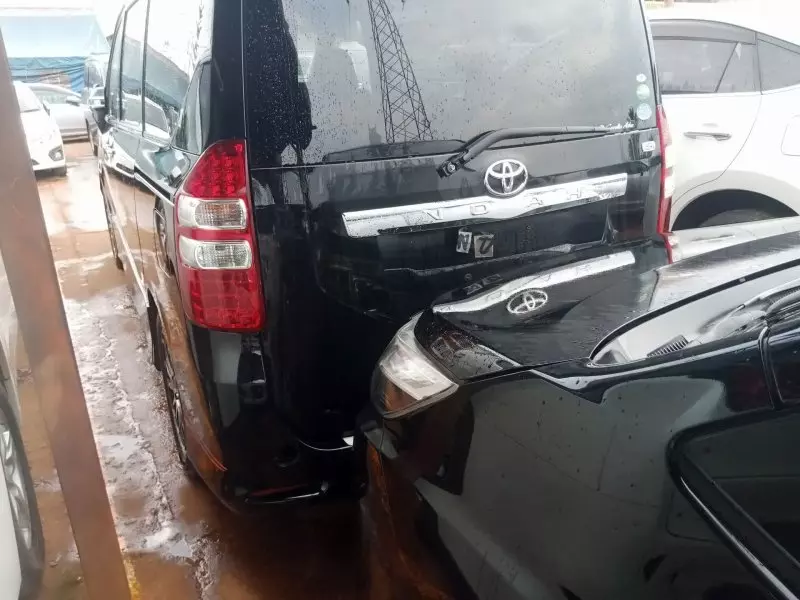Toyota Noah   - 2012