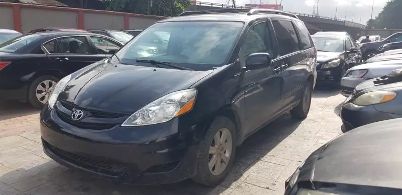 Toyota Sienna   - 2009