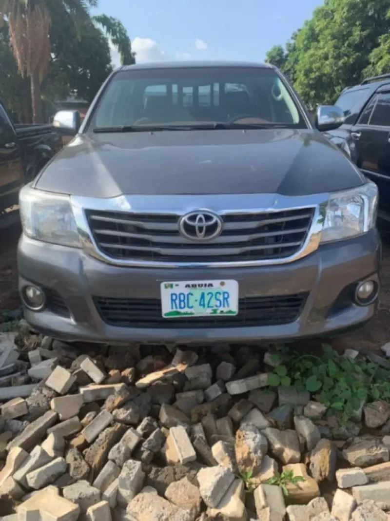 Toyota Hilux   - 2013