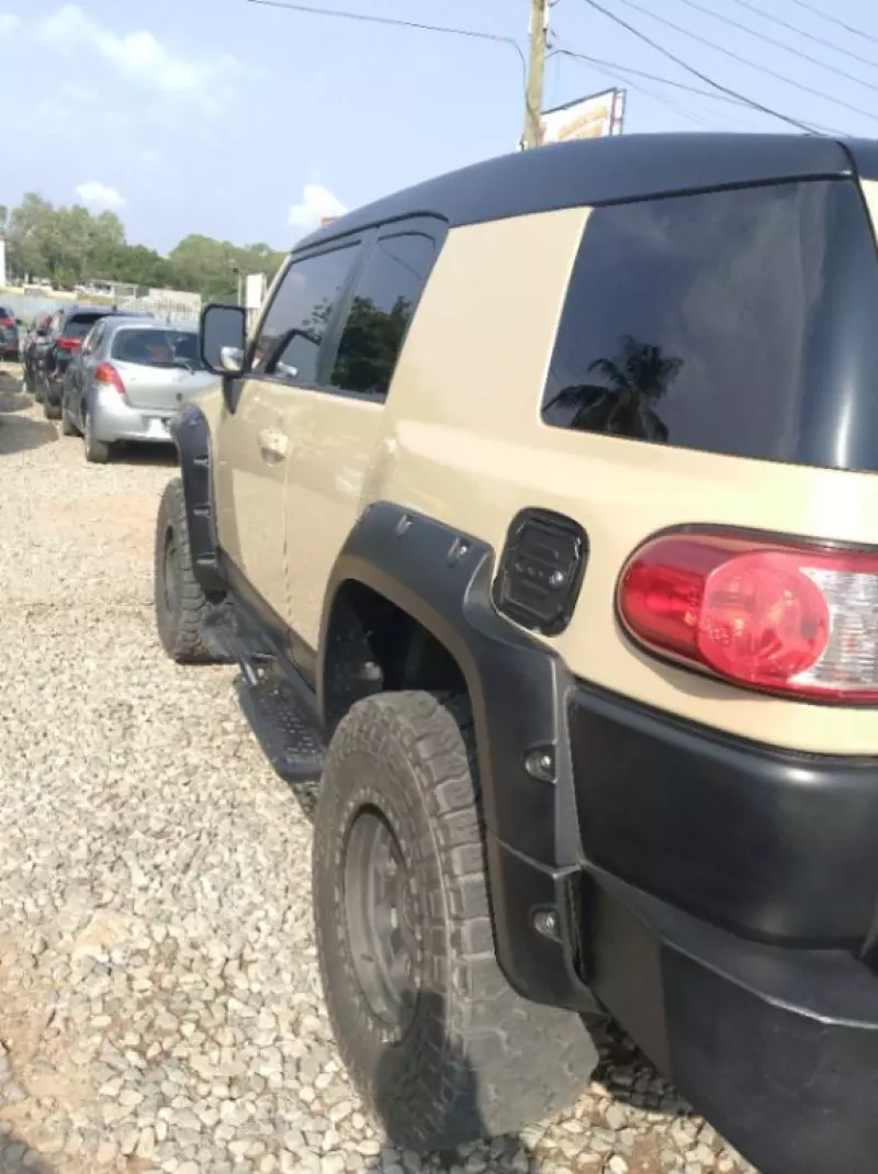 Toyota FJ Cruiser   - 2012