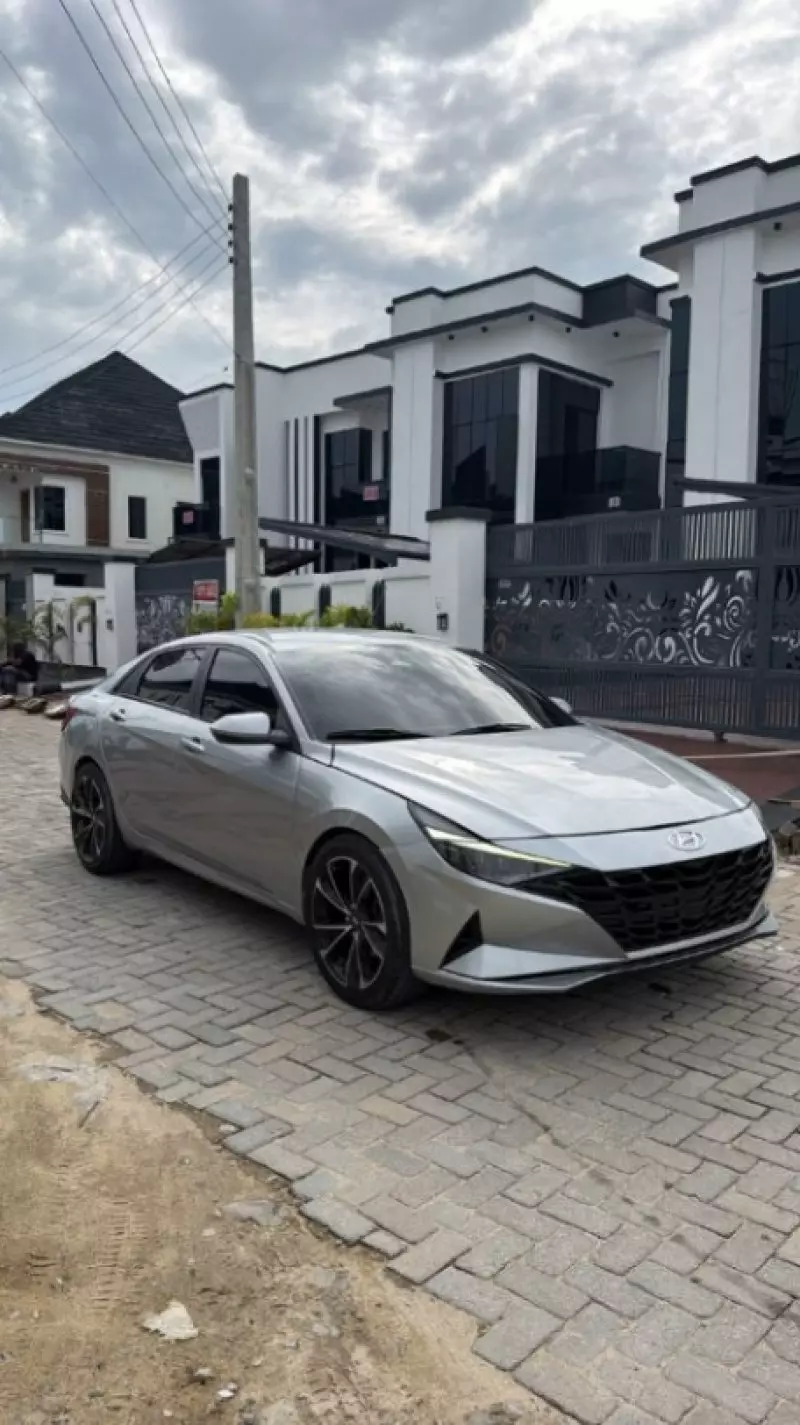 Hyundai Elantra   - 2021