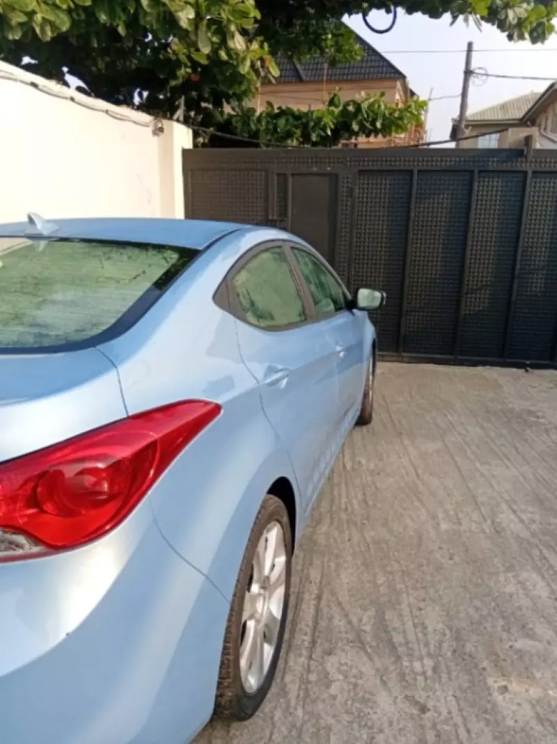 Hyundai Elantra   - 2012