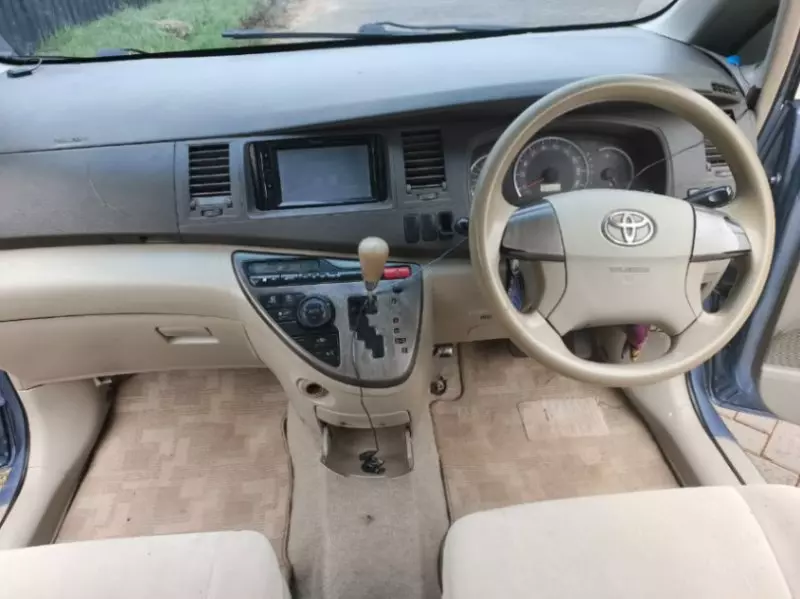 TOYOTA Isis    - 2007