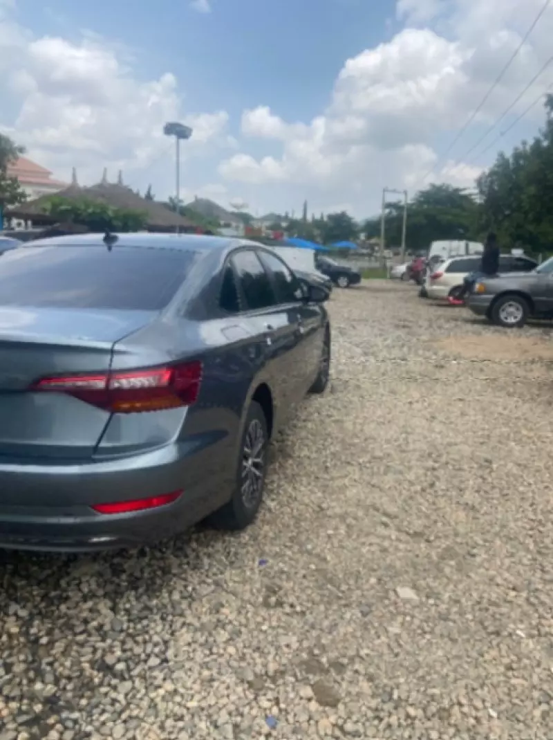 Volkswagen Jetta   - 2019