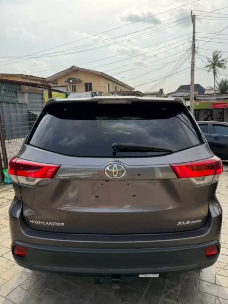 Toyota Highlander   - 2016