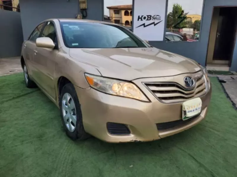 Toyota Camry   - 2010