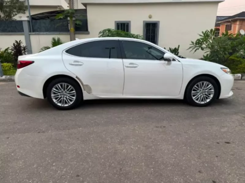 Lexus ES   - 2014