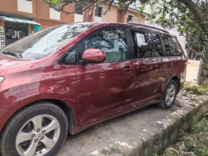 TOYOTA Sienna   - 2011
