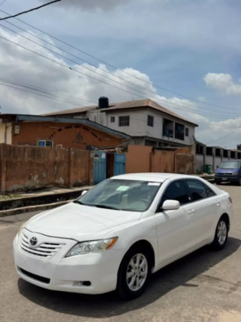 Toyota Camry   - 2009