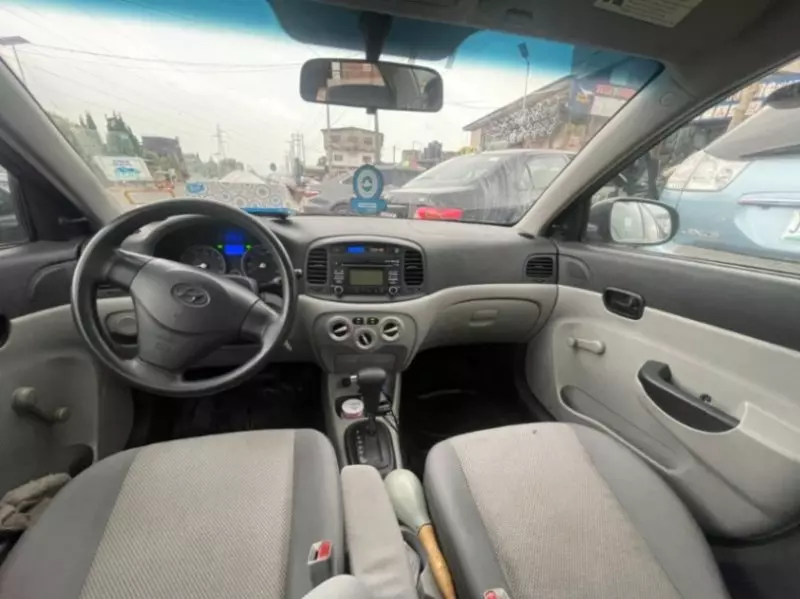 Hyundai Accent   - 2010