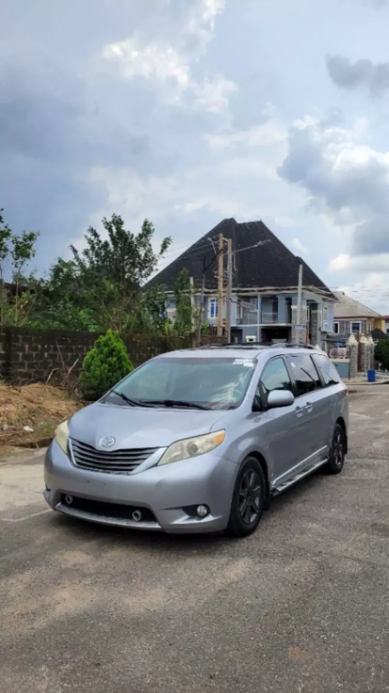 Toyota Sienna   - 2012