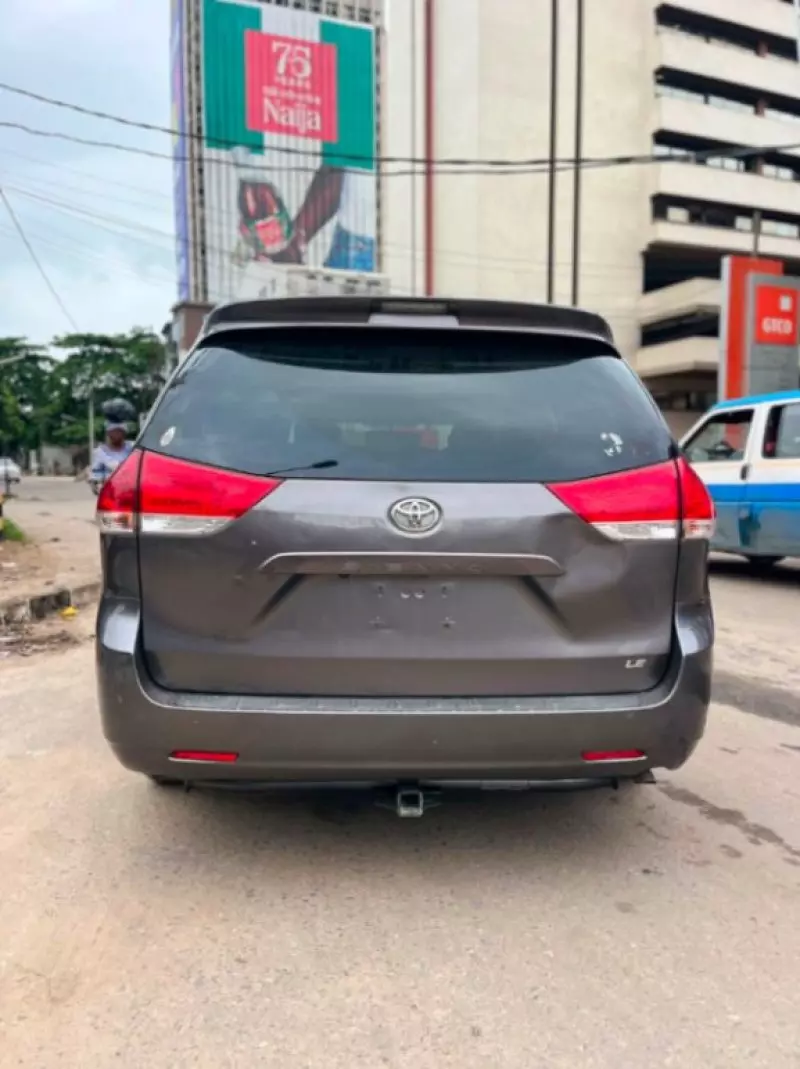 TOYOTA Sienna   - 2011