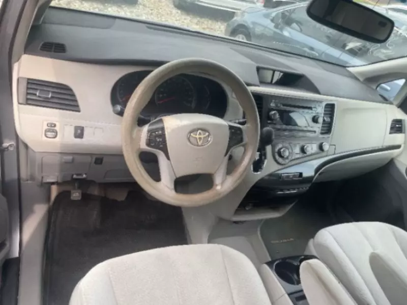 TOYOTA Sienna   - 2011