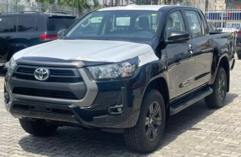 Toyota Hilux   - 2025