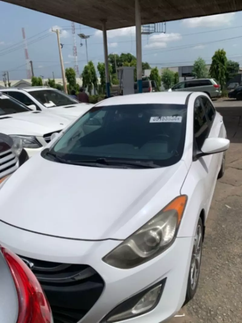 Hyundai Elantra   - 2013