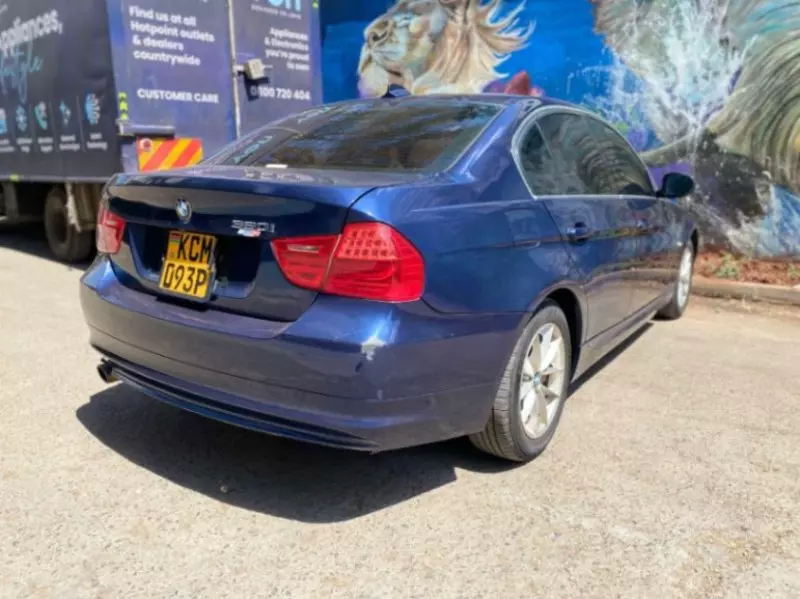 BMW 320i   - 2011