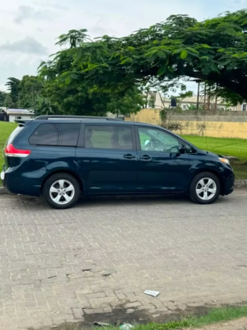 TOYOTA Sienna - 2011