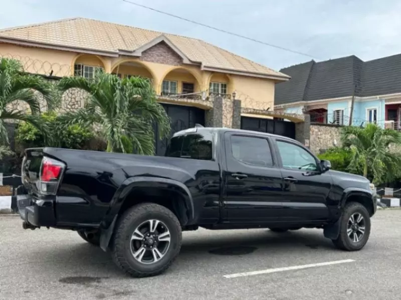 Toyota Tacoma   - 2017