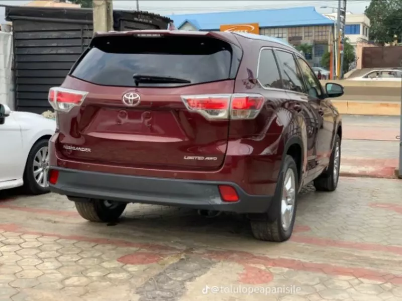 Toyota Highlander   - 2016