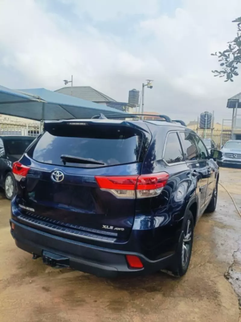 Toyota Highlander   - 2016