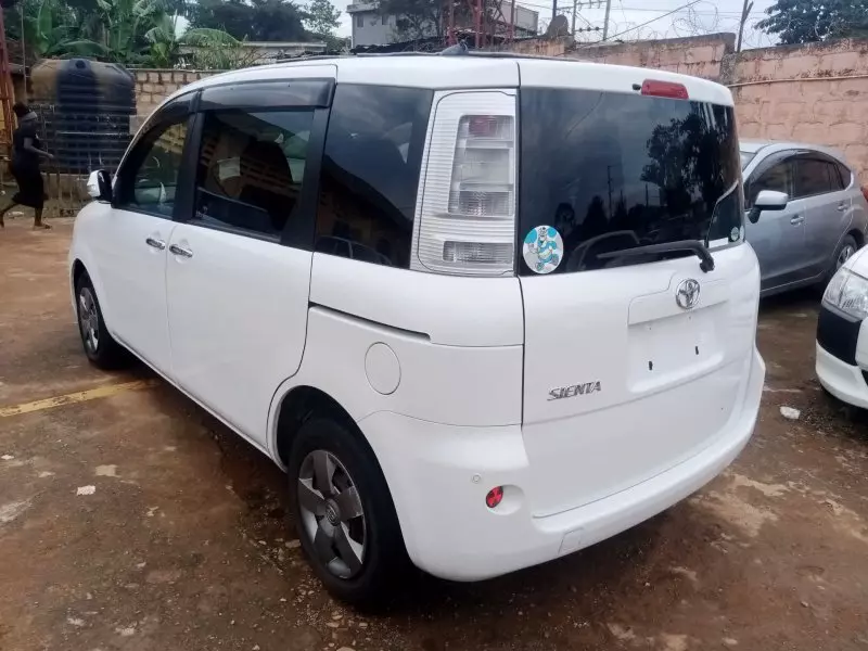Toyota Sienta   - 2012
