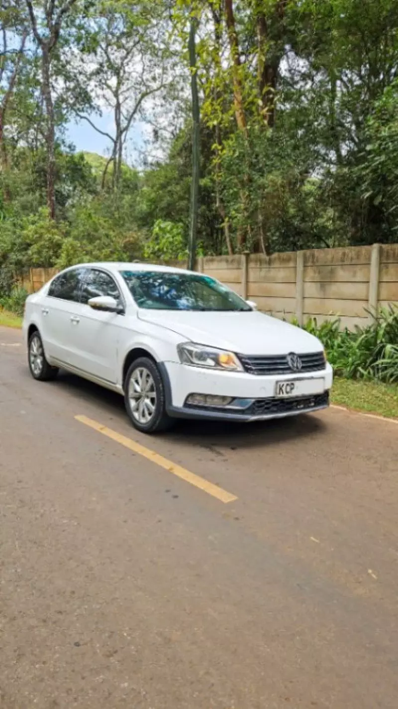 Volkswagen Passat   - 2011
