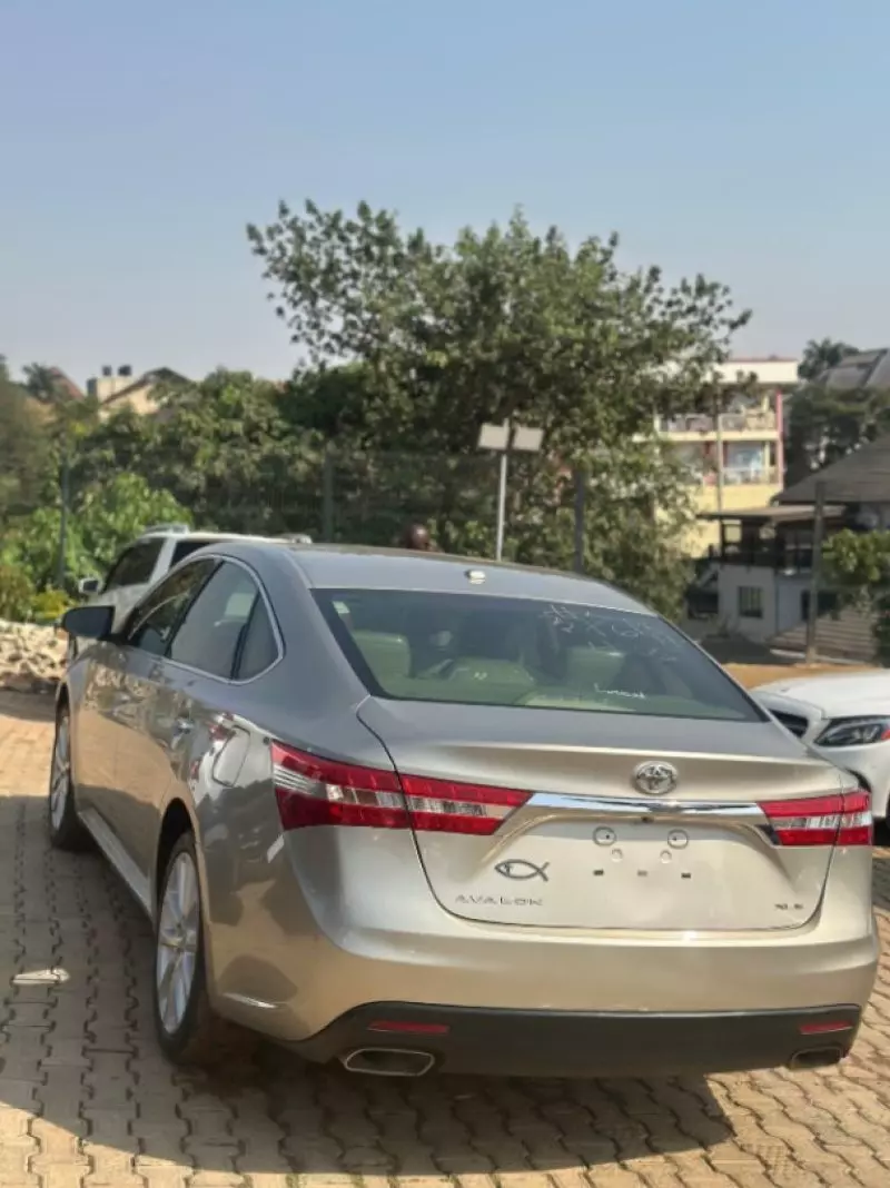 Toyota Avalon   - 2013