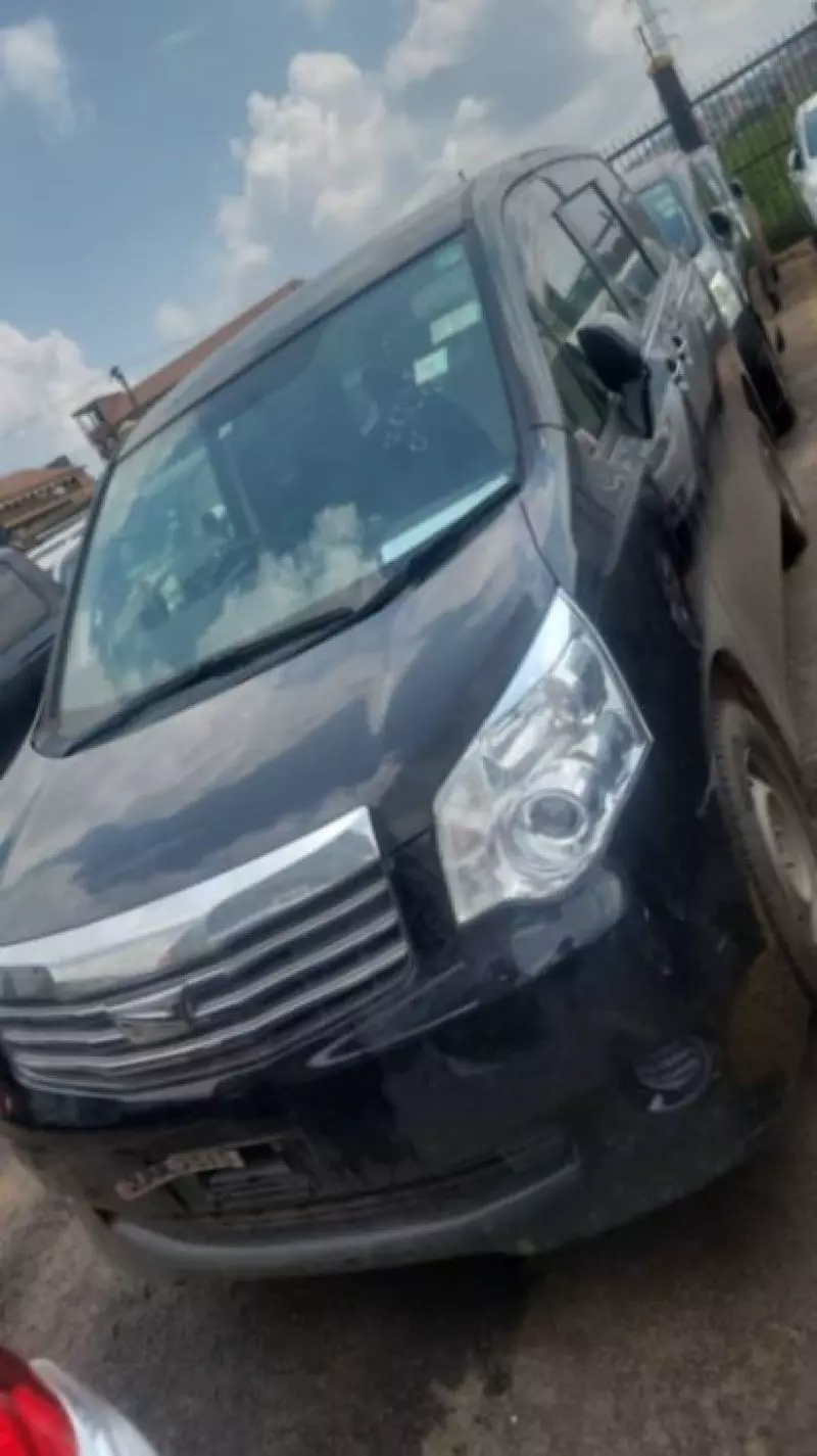 Toyota Noah   - 2012