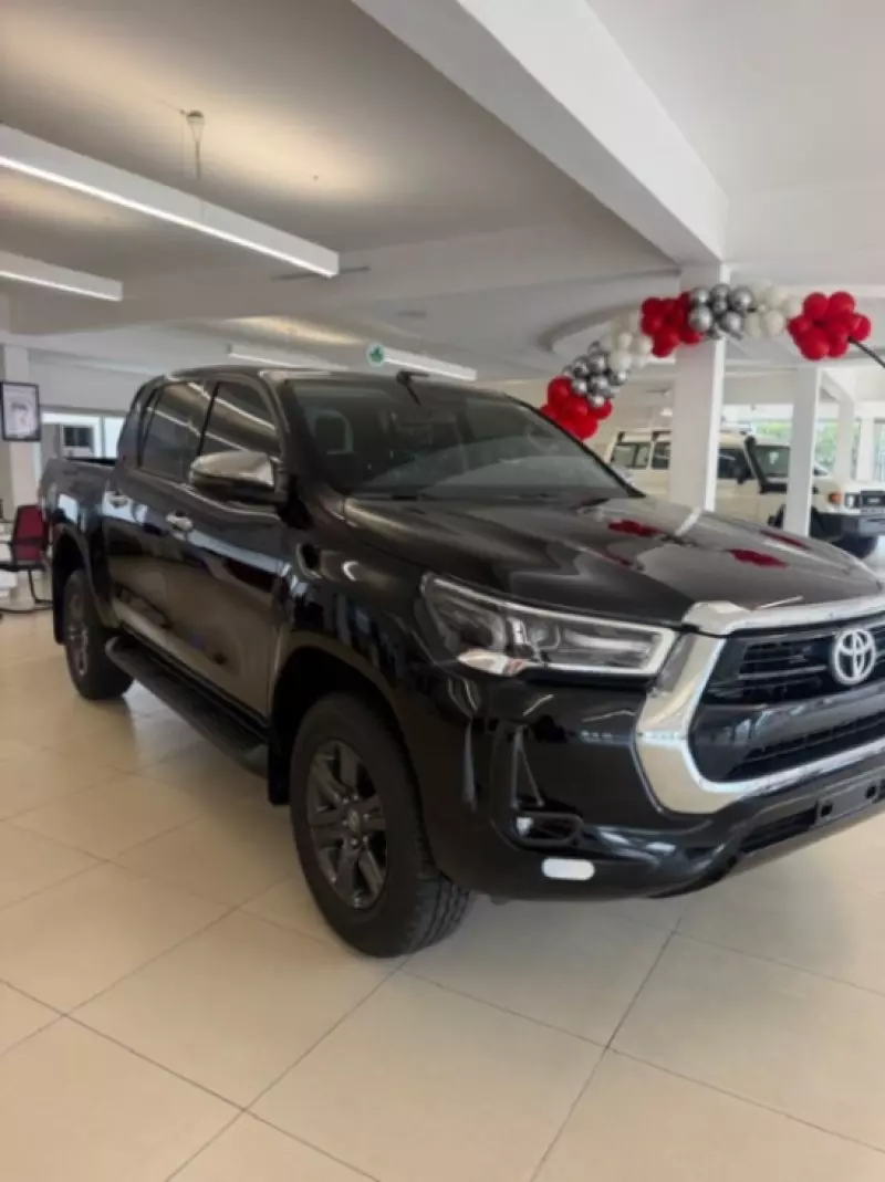 TOYOTA Hilux   - 2026