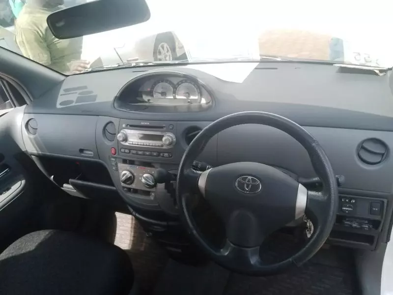 Toyota Sienta   - 2013