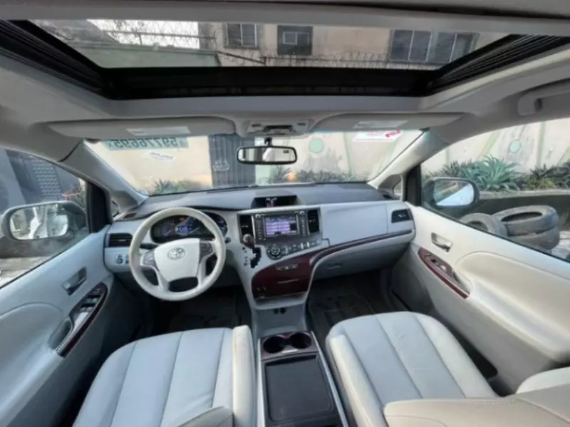 TOYOTA Sienna   - 2011