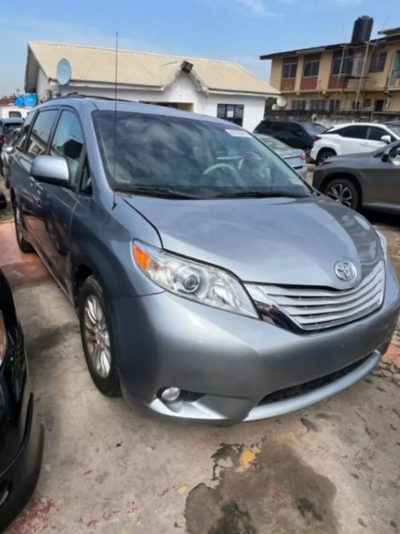TOYOTA Sienna   - 2011