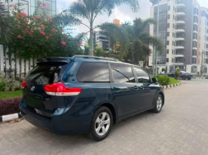 TOYOTA Sienna   - 2011