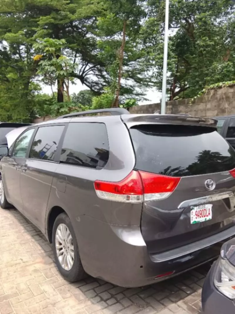 TOYOTA Sienna - 2013