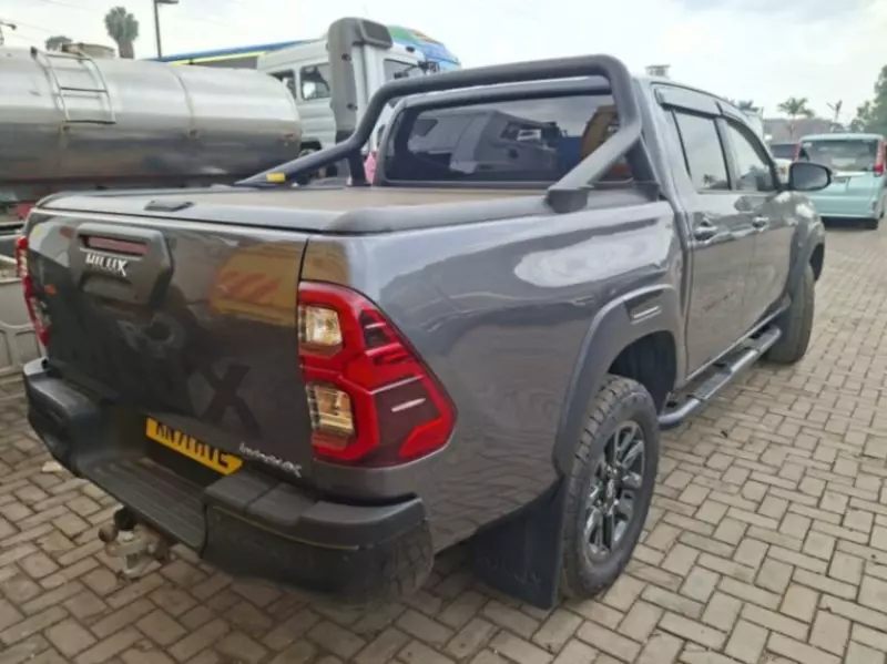 Toyota Hilux   - 2021